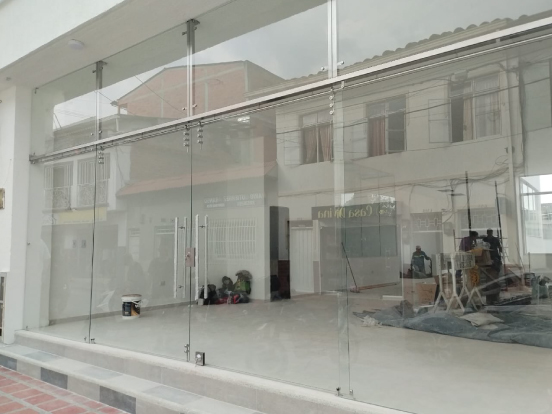 Frente de local con puertas de cristal y herraje de piso