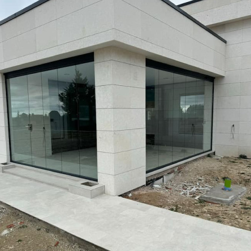 Paño de cristal templado instalado con herrajes puntuales