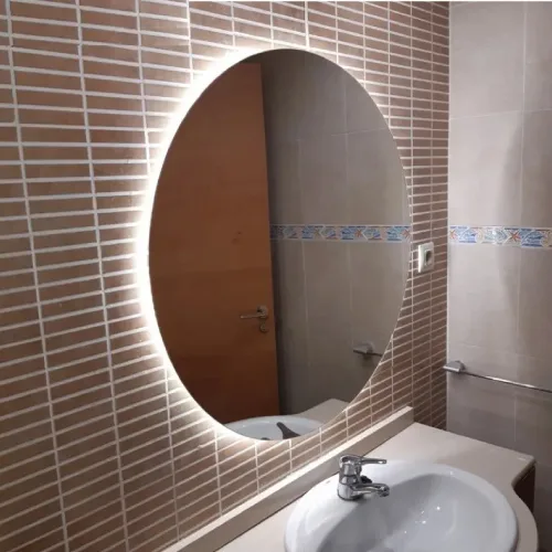 Espejo decorativo colocado en un pasillo interior