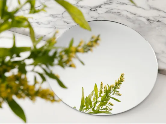 Espejo de baño con perforaciones para luminaria