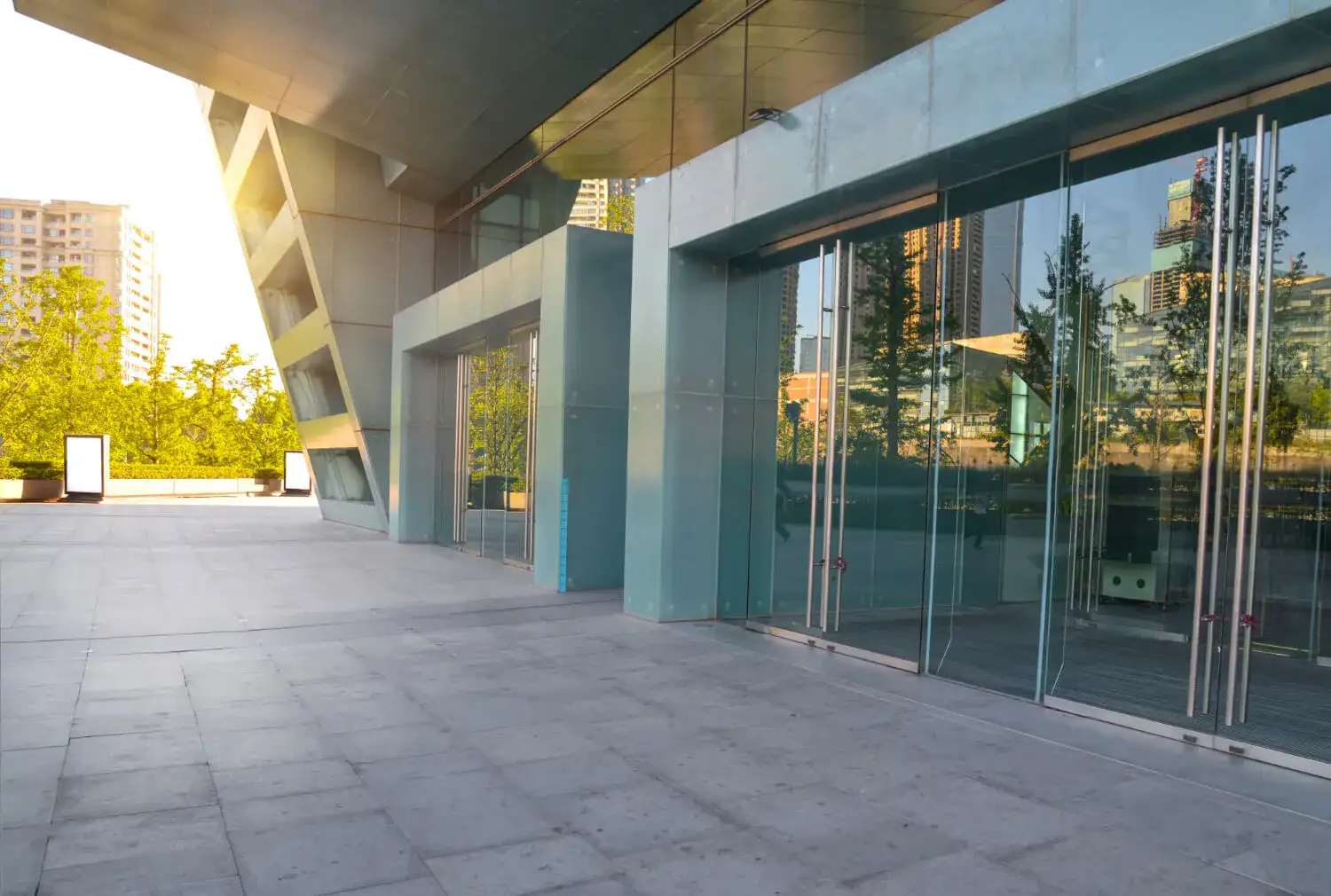 Cancelería de aluminio y cristal instalada en una fachada de la Ciudad de México