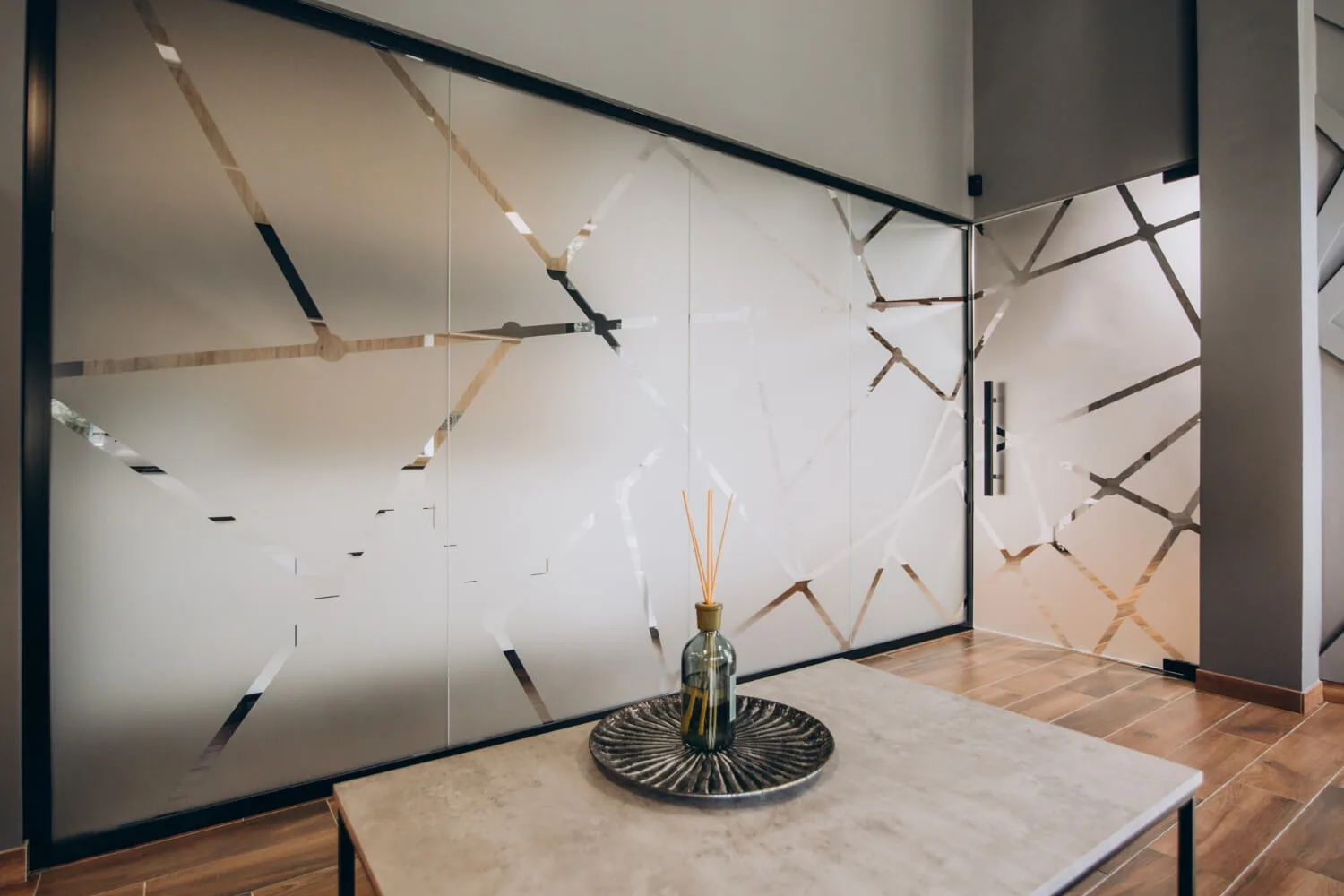 Cristal cortado a medida listo para instalar en una ventana de la Ciudad de México