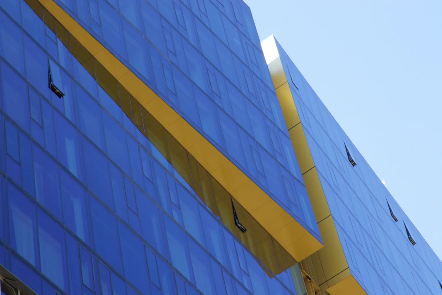 Fachada acristalada con cristal de control solar en la Ciudad de México