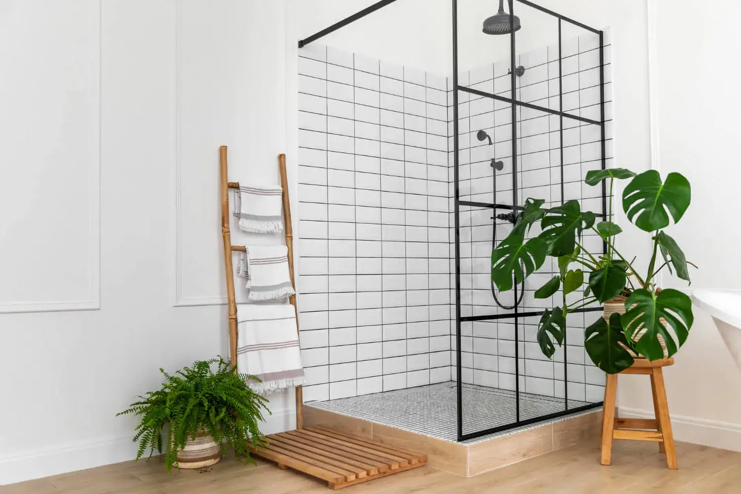 Mampara de cristal templado instalada en la regadera de un departamento de CDMX