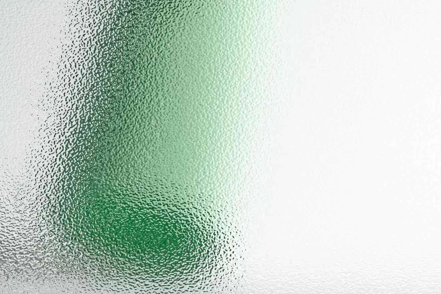 Paño de cristal templado instalado con herrajes puntuales en la Ciudad de México