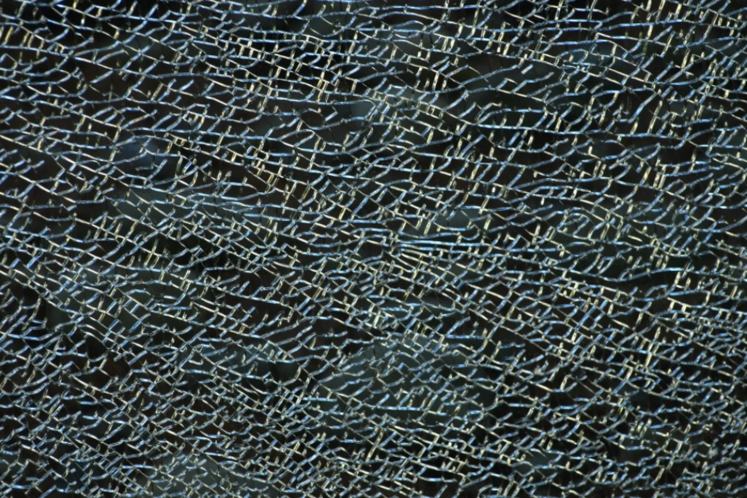 Cristal templado estrellado en fragmentos pequeños tras un impacto