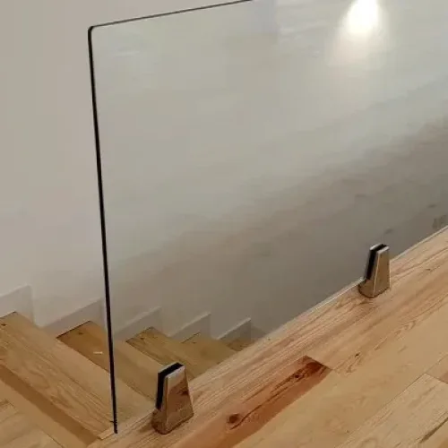 Puerta de cristal templado con herraje de piso en un local de CDMX