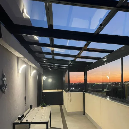 Barandal de cristal templado en una escalera interior